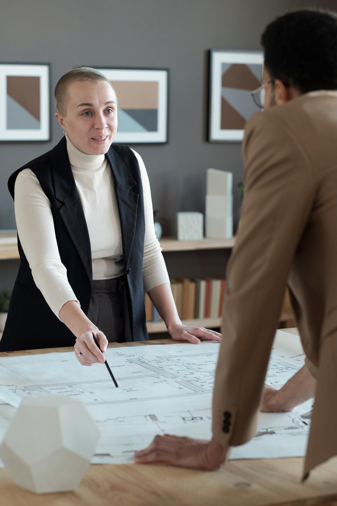 Agent imobiliar arătând un plan de apartament